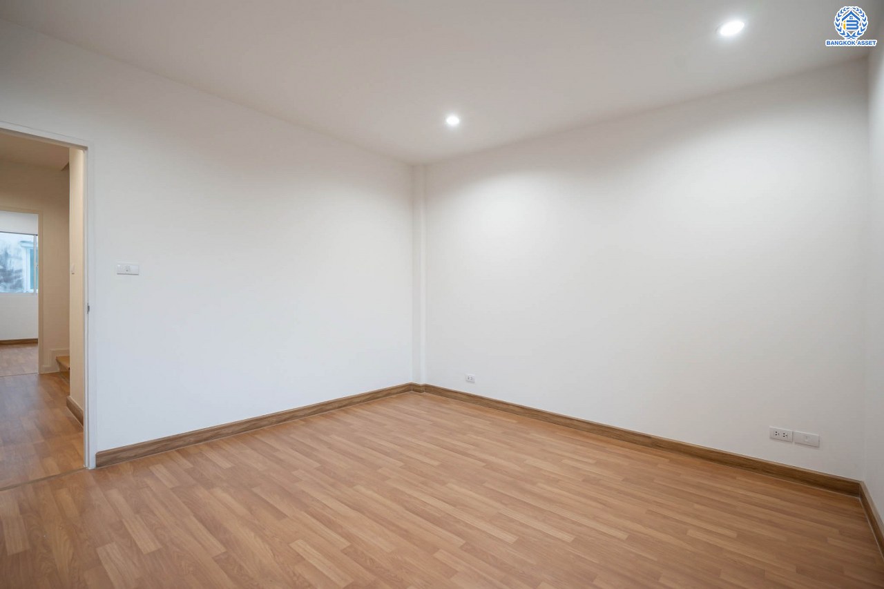 บ้านมือสองตกแต่งใหม่ ทาวน์โฮม 3 ชั้น โครงการ ปริญลักษณ์ เพชรเกษม69 พร้อมวิวสวนหน้าบ้าน บนเนื้อที่ 17.5 ตร.ว. ฟังก์ชัน 4 ห้องนอน 3 ห้องน้ำ จอดรถได้ 1 คัน รองรับทุกกิจกรรม บนทำเลเชื่อมต่อหลายเส้นทาง ใกล้จุดขึ้นทางด่วน "เพชรเกษม" และรถไฟฟ้าสายสีน้ำเงิน "สถานีหลักสอง"